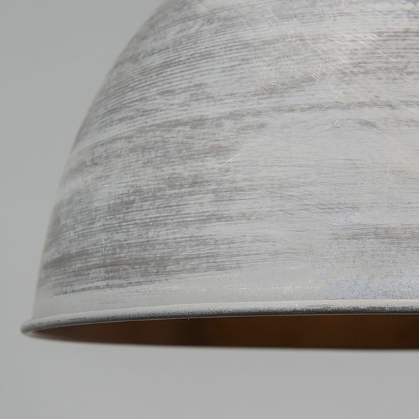 Nahaufnahme eines Lampenschirms aus Metall mit dekorativer Oberflächenstruktur in Holzoptik.