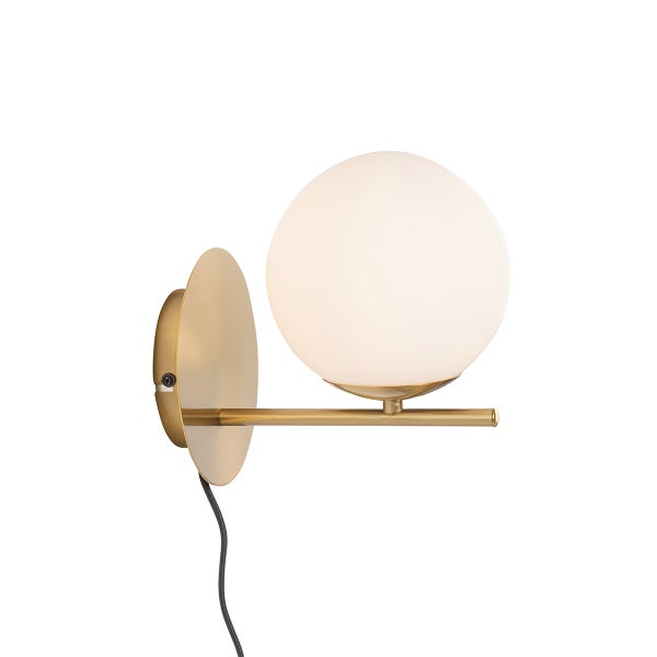 Wandleuchte mit runder, weißer Glasabdeckung und Messingdetails