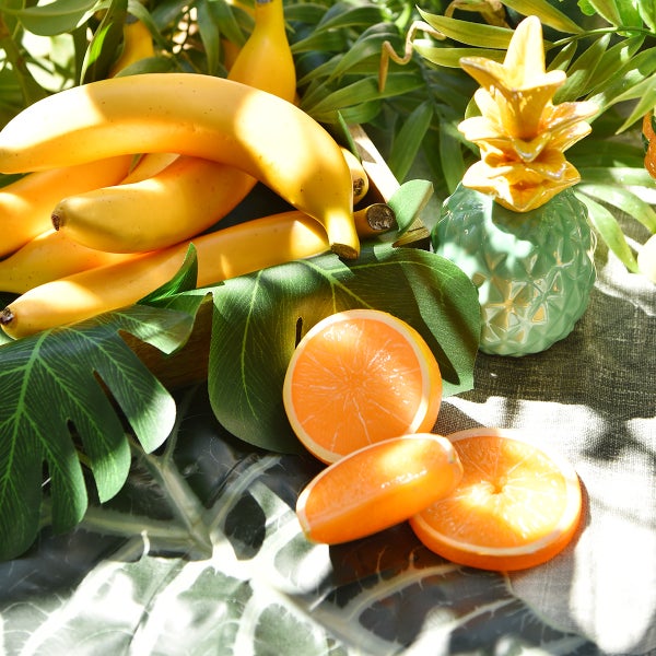 Dekorative Obstarrangements mit Bananen, Orangen und Ananas