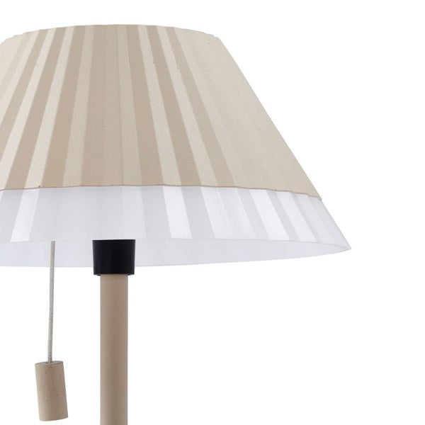 Detailansicht einer Lampe mit plissiertem, zweifarbigem Schirm und Zugschalter.