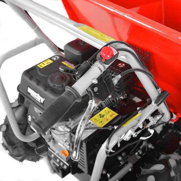 Bedienelemente einer Hecht Motorschubkarre mit Handgriff, Hebel und Ein-Aus-Schalter am Holm über dem Motor.