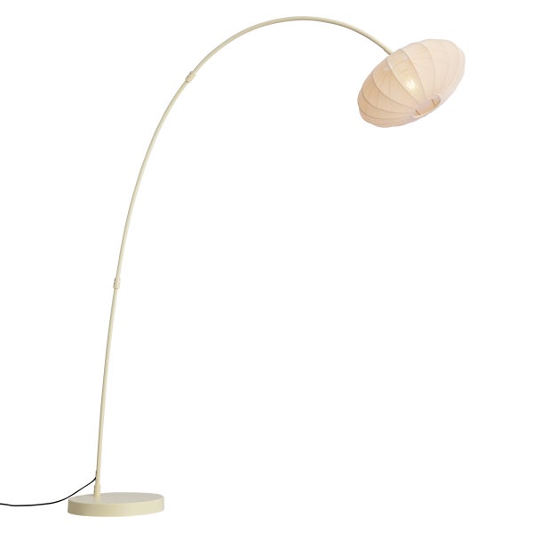 Beige Bogenstehlampe mit rundem Textilschirm und gebogenem Metallgestell.