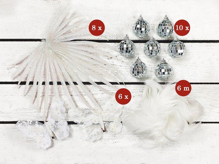 Weihnachtsbaumschmuck Set mit Spiegelkugeln, Federboa, Deko Zweigen und Schmetterlingen zur festlichen Dekoration.