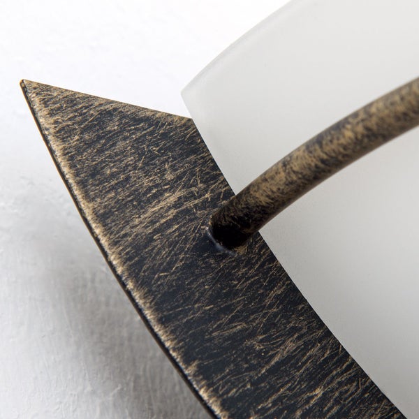 Wandleuchte mit metallischer Oberfläche in Antik Optik und mattem Glasschirm