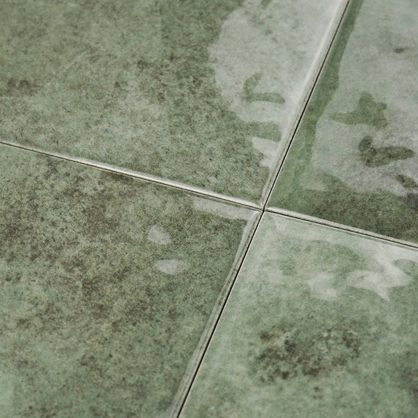 Wandfliesen in Steinoptik mit glänzender Oberfläche