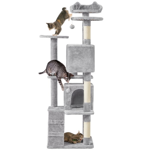 Katzenkratzbaum mit mehreren Ebenen und drei Katzen beim Spielen