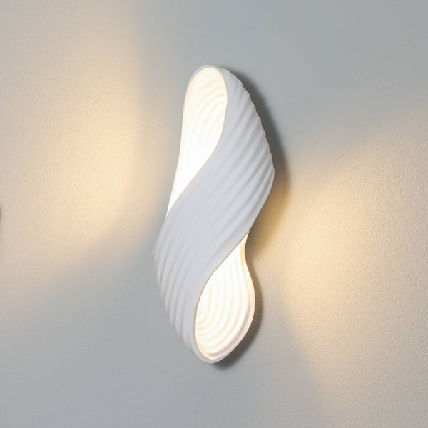 Moderne Gips-Wandleuchte, geschwungenes Design mit Rillenstruktur, indirekte Beleuchtung nach oben und unten.