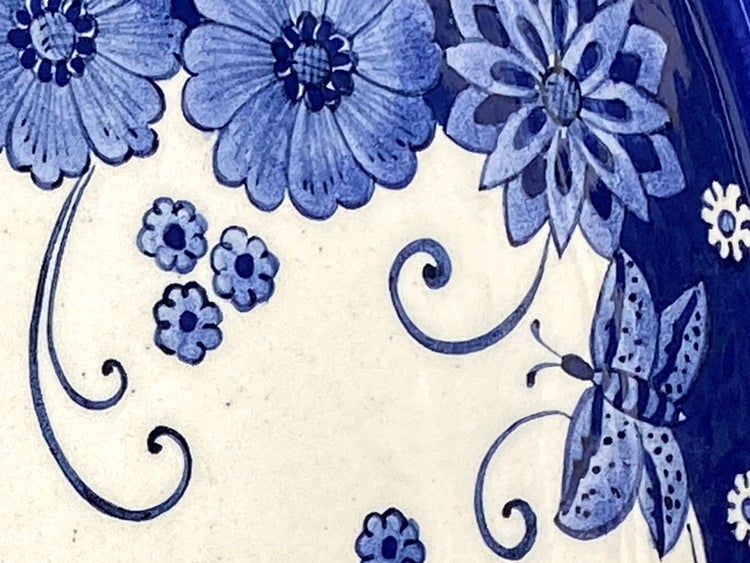 Dekor mit Blumen und Schmetterlingen