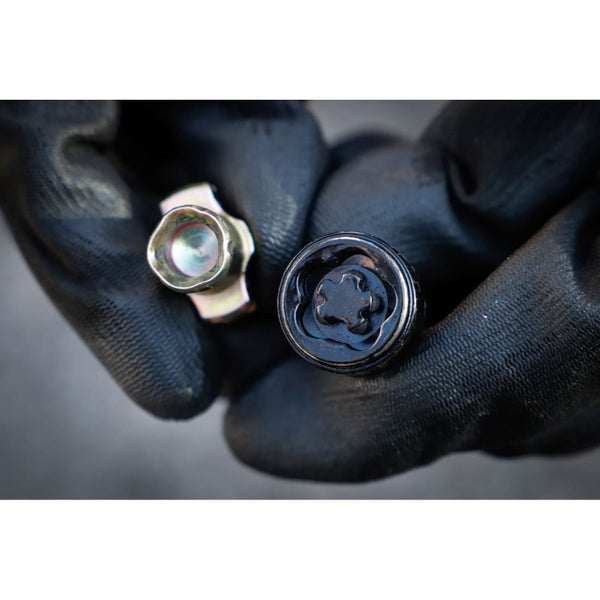 Radmutter mit Felgenschloss und Schlüssel in der Hand