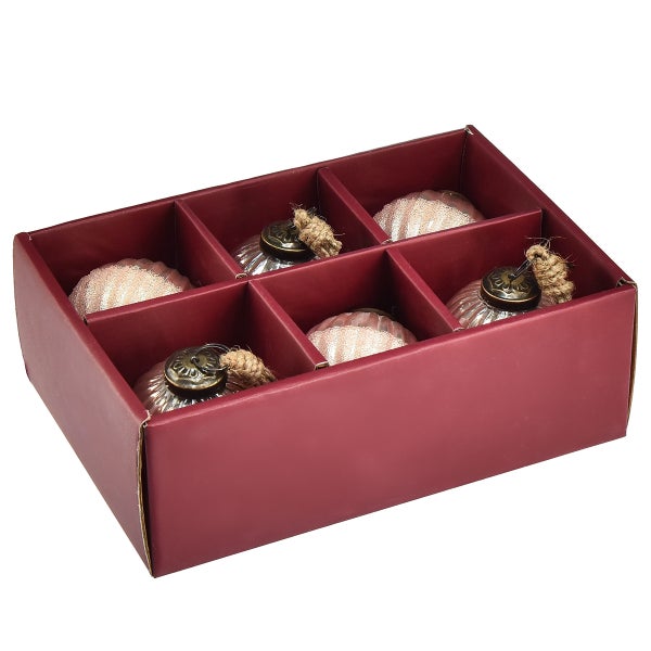 Sechs transparente Christbaumkugeln mit glitzernder Oberfläche in roter Schachtel