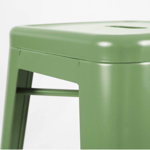 Grüner Metallhocker im Industriestil, Detailansicht der Sitzfläche und Beine.