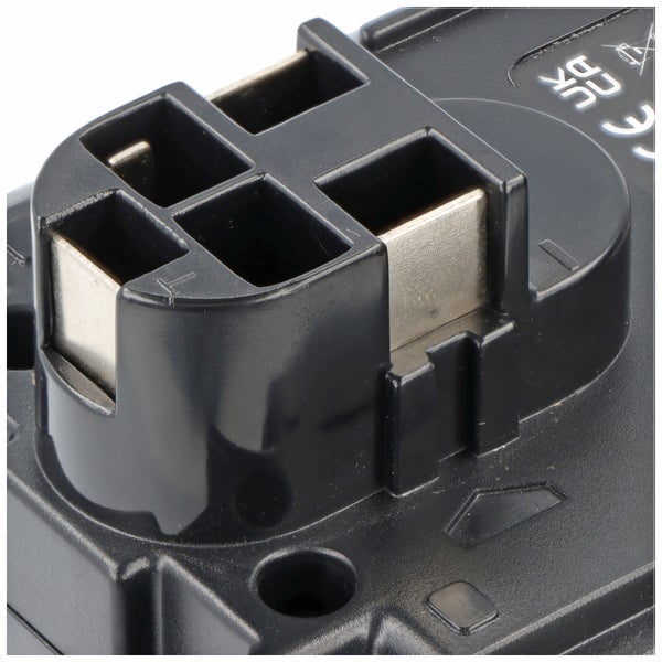 Nahaufnahme eines schwarzen Steckverbinders mit Metallkontaktplatten für den elektrischen Anschluss.