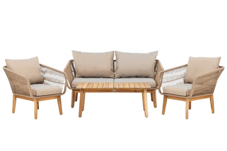 Lounge-Set bestehend aus einem Zweisitzer-Sofa, zwei Sesseln und einem Couchtisch aus Holz mit Seilgeflecht und Polstern.