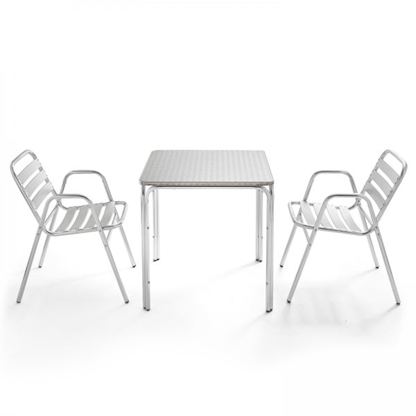 Bistrotisch-Set aus Aluminium mit einem quadratischen Tisch und zwei Armlehnstühlen.