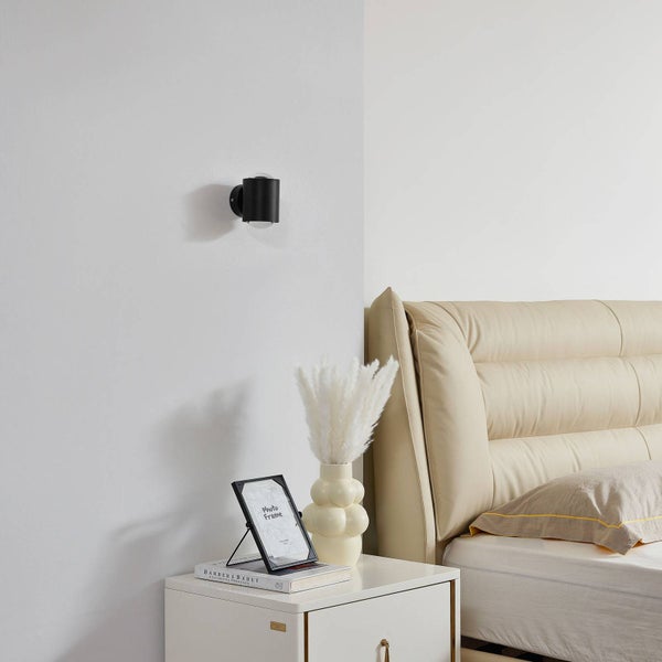 Schlafzimmer-Szene mit Nachttisch, Lampe und Dekoration