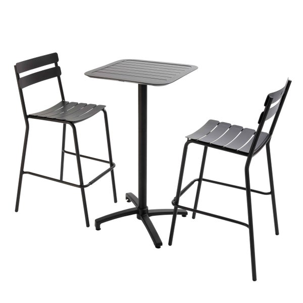 Bistro-Set bestehend aus einem quadratischen Stehtisch und zwei Barstühlen aus Metall mit Lamellen-Design für Garten oder Balkon.