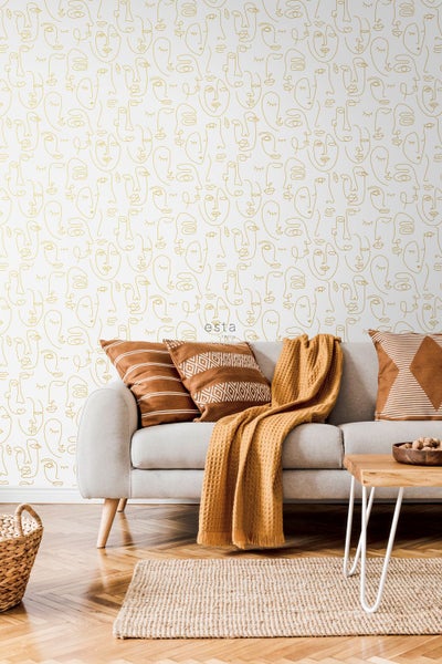 Wohnzimmer mit Sofa, Kissen und Tapete mit Gesichtermuster