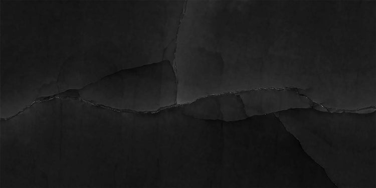 Dunkle, strukturierte Wandfliese mit Rissen