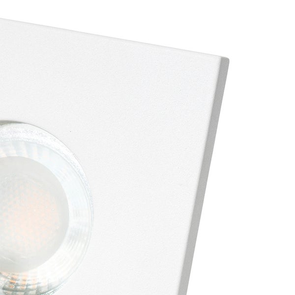 Detailaufnahme eines weißen, quadratischen Einbaustrahlers mit strukturierter Oberfläche und runder Lichtquelle.