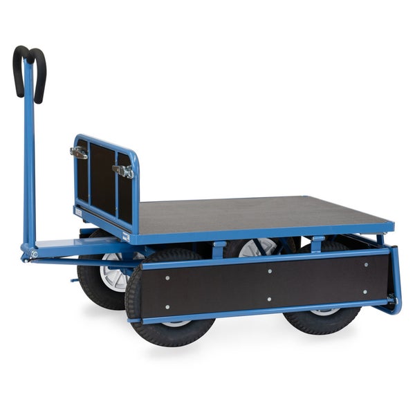 Plattformwagen mit Luftbereifung, Handgriff und Seitenwänden aus Holz.