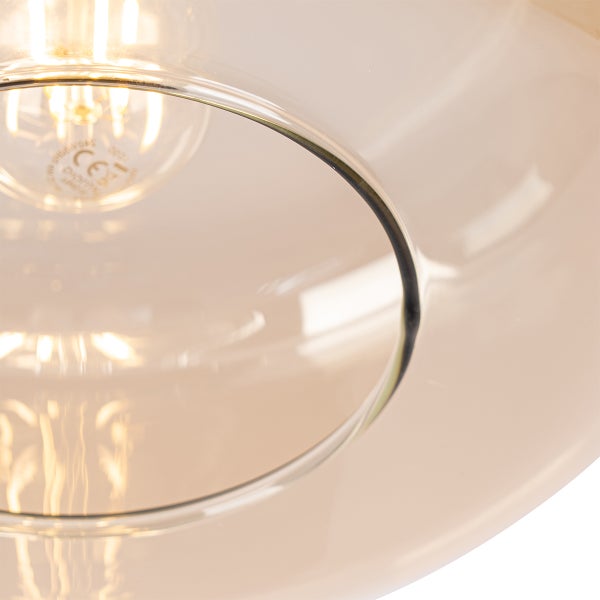 Nahaufnahme einer Pendelleuchte aus Glas mit Leuchtmittel