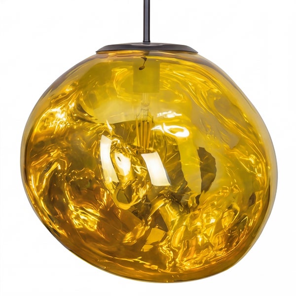 Pendelleuchte mit bernsteinfarbenem, unregelmäßig geformtem Glasschirm und dunkler Metallaufhängung.