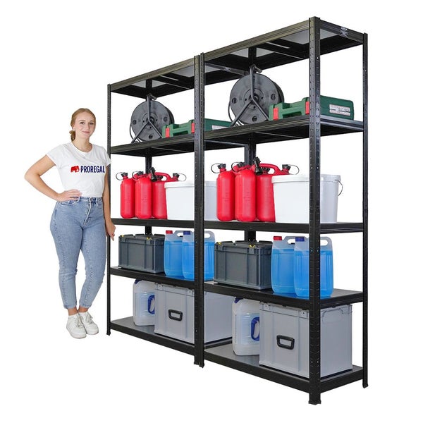 Schwarzes Metallregal mit fünf Ebenen, gefüllt mit diversen Behältern und einer stehenden Person.