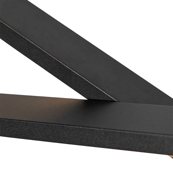 Detailaufnahme von zwei schwarzen Metallstreben