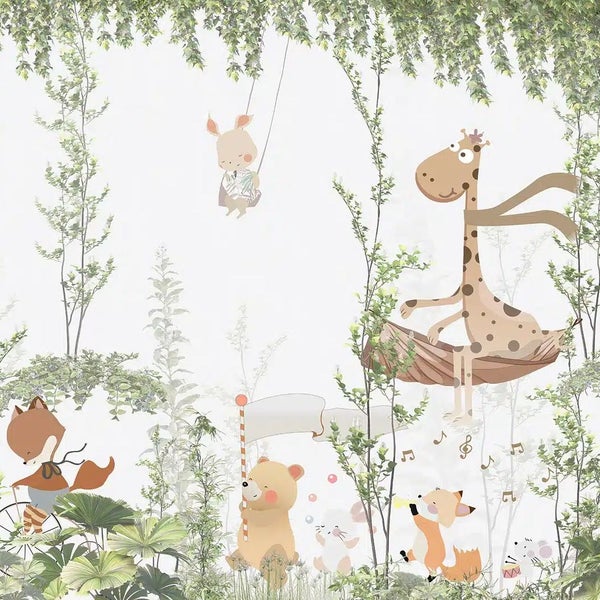 Fototapete für das Kinderzimmer mit Tiermotiven wie Giraffe, Fuchs und Hase inmitten von grünen Pflanzen in einem hellen Spielzimmer.