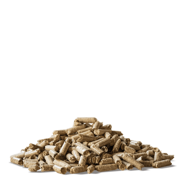 Kleine zylindrische braune Holzpellets aus gepressten Holzfasern.