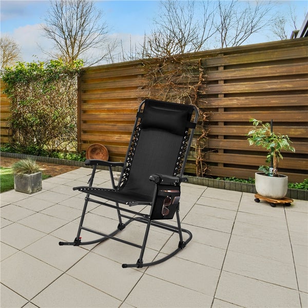 Schwarzer Garten-Schaukelstuhl mit Kopfpolster und Seitentasche auf einer hellen Terrasse vor einem Holzzaun.