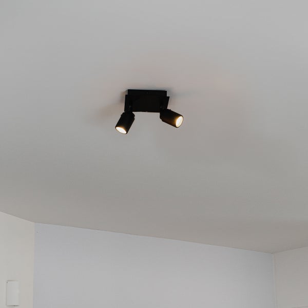 Deckenleuchte mit zwei Strahlern an der Decke montiert.