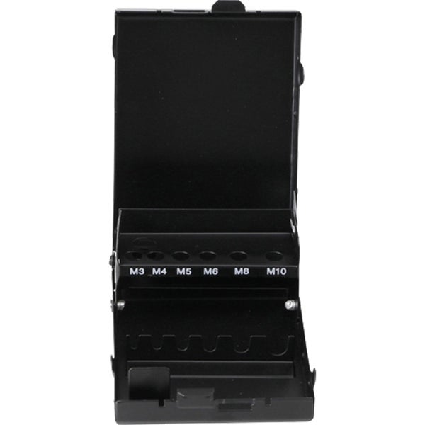 Helles Wohnzimmer mit einem Teppich mit Orientmuster auf Holzboden, einem grauen Sofa, einem Sideboard aus Holz und einer Kunstpflanze.