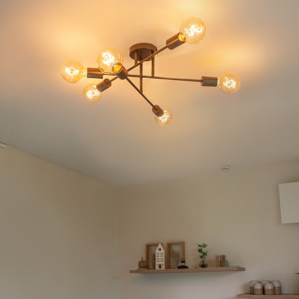 Deckenleuchte mit sechs Glühbirnen im Interieur