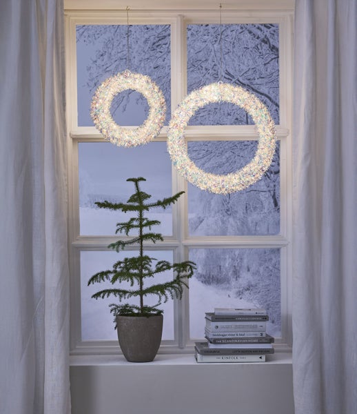 Dekorative Glaskugel mit LED-Lichtern auf einem schwarzen Sockel