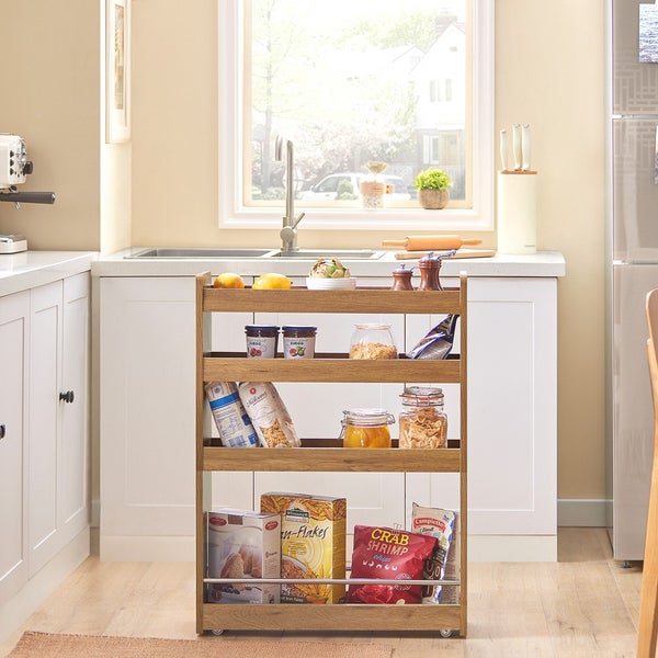 Küchenszene mit einem hölzernen Küchenwagen gefüllt mit Lebensmitteln.