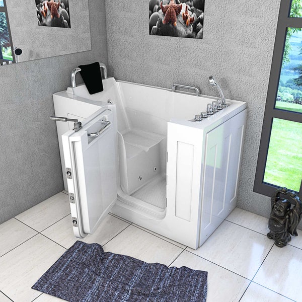 Begehbare Badewanne mit offener Tür, Armaturen und Handtuchhalter in einem Badezimmer