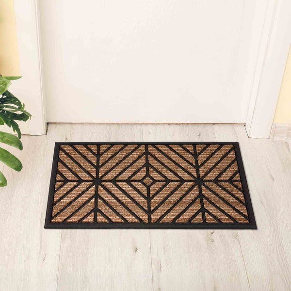 Fußmatte mit geometrischem Muster vor einer Tür