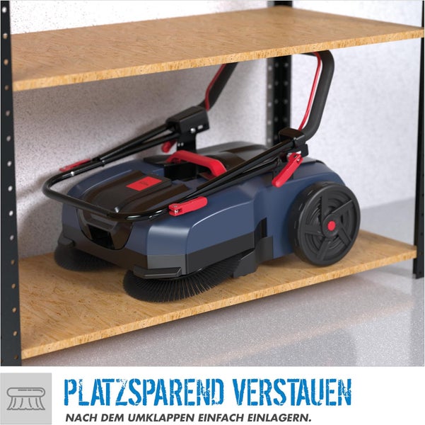Kehrmaschine mit umgeklapptem Griff platzsparend in einem Holzregal verstaut.