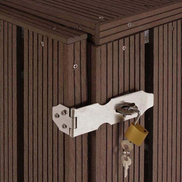 Detailaufnahme eines mit einem Vorhängeschloss gesicherten Holzschranks