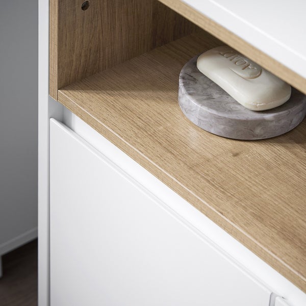 Detailaufnahme eines Waschtischunterschranks mit Ablage, Seifenstück und Seifenablage.