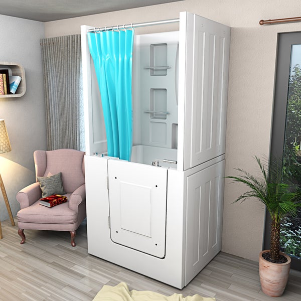 Weiße Sitzbadewanne mit Einstiegstür und integrierter Dusche, blauer Duschvorhang, platziert in einem hellen Raum neben einem rosa Sessel.