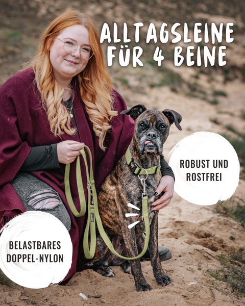 Frau mit Hund an der Leine aus robustem Doppel-Nylon mit rostfreien Beschlägen
