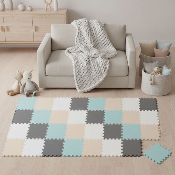 Puzzle-Spielmatte aus Schaumstoff in einem hellen, organisierten Zimmer vor einem Sofa mit Strickdecke, Sideboard aus Holz und Stofftieren.
