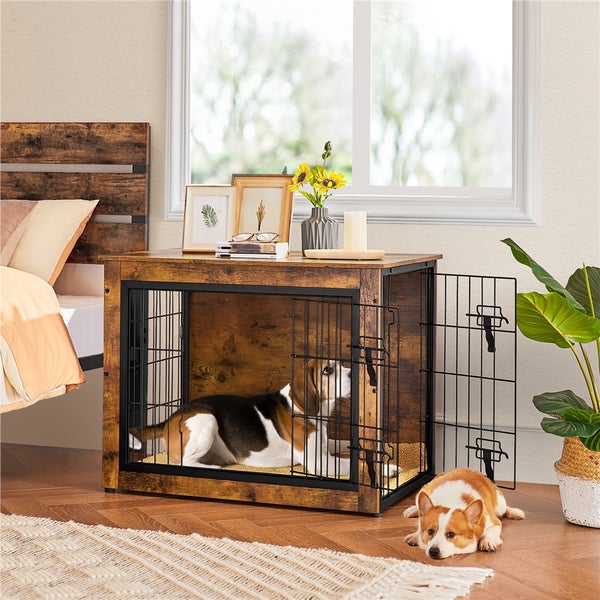 Hundehütte aus Holz mit Gittertür in einem Schlafzimmer, mit Hund im Inneren