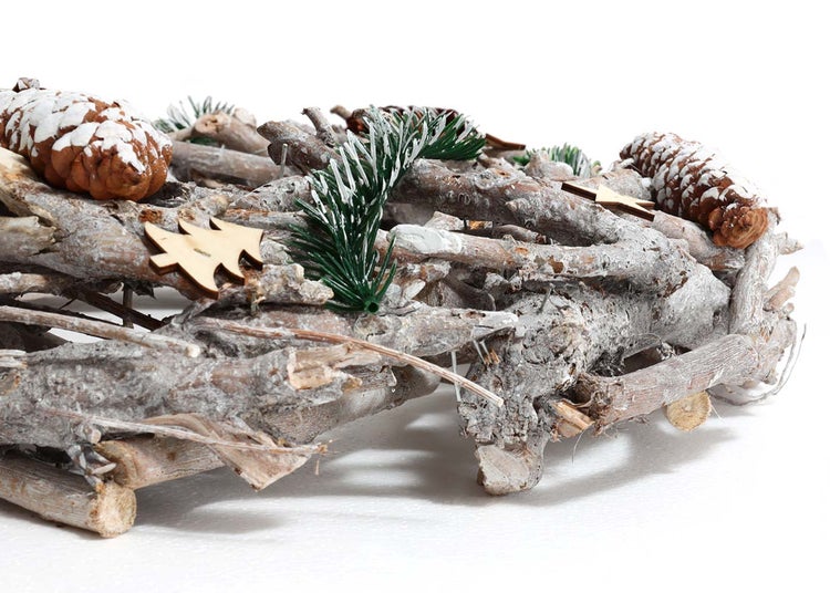 Dekorativer Adventskranz mit Holz, Tannenzapfen und Baumschmuck