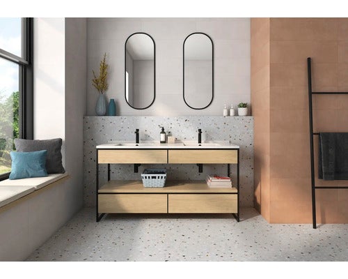 Badezimmer mit Doppelwaschtisch, zwei Spiegeln und Handtuchleiter