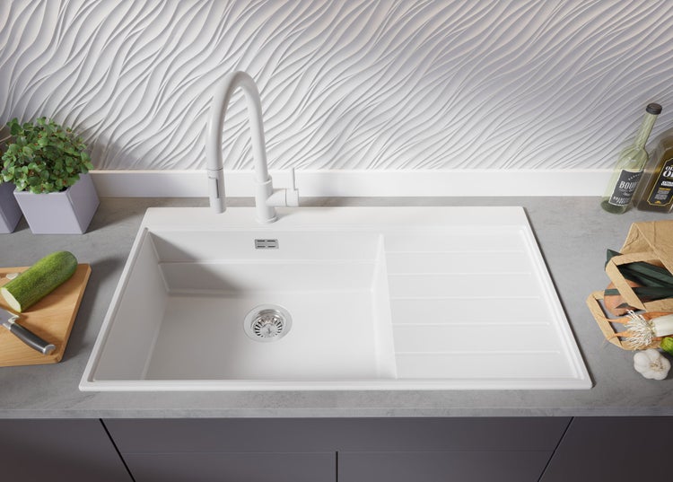 Küchenszene mit Spüle, Armatur und Lebensmitteln