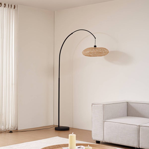 Stehleuchte mit schwarzem Gestell und Lampenschirm aus Naturfasern