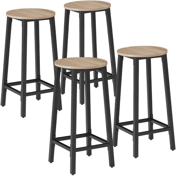 Vier Barhocker mit runden Sitzflächen in Holzoptik und schwarzen Metallgestellen mit Fußstützen.
